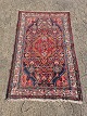 Orientalsk tæppe, fra 1990erne.Det har slidte frynser og brugsspor.Længde 180cm Bredde 109cm