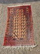 Orientalsk tæppe, fra 1990erne.Det har slidte frynser og er solbleget.Længde 152cm Bredde 90cm