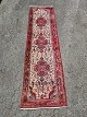 Iransk tæppe, fra 1980erne.Det har brugsspor/slid.Længde 303cm Bredde 82cm