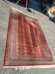 Orientalsk maskinvævet tæppe, fra 1980erne.Det har små brugsspor og defekte frynser.Længde ...