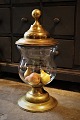 STORT , gammelt 
fransk 
bolsjeglas “pot 
á bonbon” i 
glas
med låg og fod 
i messing. - 
H:59cm. ...