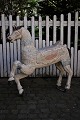 Stor , gammel 
fransk karrusel 
hest i udskåret 
træ med gammel 
original 
bemaling og fin 
patina fra ...