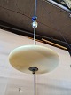Loftlampe i 
metal med 
glasskærm, fra 
1920erne.
Den har 
brugsspor.
Højde 60cm 
Diameter 38cm