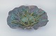 Linda Mathison, 
Sverige, 
kolossal 
bladformet 
unika-
keramikskål med 
glasur i 
violette, 
grønne og ...