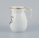 Bing & 
Grøndahl, 
porcelænskande 
dekoreret med 
polykrome 
blomster med 
hank i form af 
...