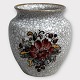 Dahl Jensen, 
Krakelé, Vase 
med 
blomstermotiv, 
8cm høj, 7,5cm 
i diameter *Med 
slid på 
guldkanten*