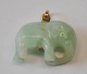 Jade vedhæng i form af elefant med guld øsken. Ustemplet. H.: 2 cm. L.: 2 cm. 
