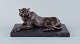 Stor og tung skulptur af gepard i patineret bronze på marmorsokkel.Midt 1900-tallet.Smuk ...