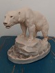 Bemalet figur i keramik af isbjørn. Formgivet af Lauritz Jensen i 1904. Har to små skår på ...