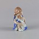 Figur i 
porcelæn med 
motiv af pige 
med hundehvalp 
no 679
Producent 
Royal 
Copenhagen
1. ...
