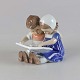 Figur i 
porcelæn med 
motiv af dreng 
og pige med bog 
no 402
Producent 
Royal 
Copenhagen
1. ...