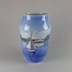 Vase i porcelæn 
med motiv af 
sejlbåd ved 
herregård no 
2870/1217
Producent 
Royal ...