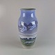 Vase i porcelæn 
med motiv af 
flyvende svaner 
no 1955/137
Producent 
Royal 
Copenhagen
1 ...