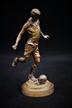 Fin , gammel detaljeret bronze figur af fodboldsspiller med en fin patina.Højde: 13cm.
