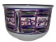 Unika Royal 
Copenhagen 
keramik, stor 
rund skål med 
lilla 
dekoration.
Designet og 
signeret af ...