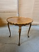 Rundt bord i 
fineret 
mahogni, fra 
1950erne.
Det har 
brugsspor.
Højde 54cm 
Diameter 61cm