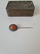 Skønvirke 
borche - nål i 
sølv med rav
Længde 5,2 cm. 
Mål på selve 
brochen 1,7 x 2 
cm.