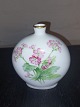 Art Nouveau 
perioden: 
Pille-formet 
vase I porcelæn 
fra Royal 
Copenhagen med 
bemalede 
blomster på ...