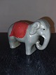 Figur af elefant med funktion som sparebøsse. Gråmalet med rødt dække. Fremstår i god stand med ...