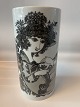 Bjørn wiinblad 
vase 
Højde: 24 cm
Brede: 11,7 cm 
i dia
Pæn og 
velholdt stand