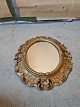 Ovalt spejl i 
guldmalet 
ramme, fra 
1990erne.
Højde 44cm 
Bredde 37cm