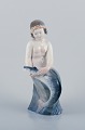 Royal 
Copenhagen, 
sjælden 
porcelænsfigur 
af havfrue med 
fisk i 
hænderne.
Model: 2412.
Ca. ...