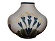 Aluminia vase 
med gule 
blomster.
Bemærk denne 
vare er på 
vores 
fjernlager. Den 
kan købes ...
