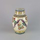 Vase i fajance 
no 1117/874
Producent 
Aluminia
Vase med motiv 
af blomster og 
forskellige ...