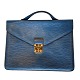 Louis Vuitton; blå mappe i læder. Med hank og guldfarvet hardware. Fremstår i god stand, dog ...