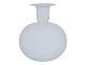 Holmegaard 
Sirius, hvid 
vase / 
lysestage.
Designet af 
Michael Bang i 
1984 og passer 
godt ...