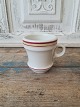 Fransk café 
brûlot kop i 
kraftigt jern 
porcelæn 
dekoreret med 
røde og gule 
striber.
Højde 8,5 cm.
