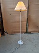 Standerlampe i 
malet metal med 
lampeskærm, fra 
1980erne.
Den har 
brugsspor.
Højde 126cm 
...