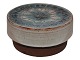 Ubekendt 
keramiker.
Signeret 
lågkrukke med 
fin glasur.
Diameter 13,5 
cm., højde 6,5 
...