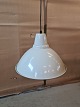 Loftlampe i 
malet metal, af 
nyere dato.
Højde 26cm 
Diameter 38cm