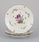 Meissen, 
Tyskland. Tre 
tallerkner i 
porcelæn 
håndmalet med 
forskellige 
polykrome 
blomster og ...