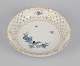 Meissen, 
Tyskland. 
Gennembrudt 
skål i porcelæn 
dekoreret i 
guld og med 
eksotisk fugl 
på ...