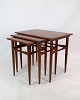 Indskudsborde 
af teaktræ, 
fremstillet af 
en dansk 
møbelarkitekt 
omkring 
1960'erne, er 
smukke og ...