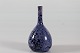 Bing & Grøndahl
Dråbeformet 
vase med 
spinkel slank 
hals 
dekoreret med 
krystalglasur i 
lilla ...