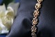 Flot og detaljeret guldarmbånd med led formet som knude. Armbåndet er lavet i 14 karat guld, og ...