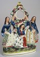 Staffordshire 
urholder med 
tre kvinder. 
Polykrom 
dekoration, ca. 
1830 - 1840. 
Fajance. Pæn 
...
