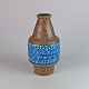 Vase af keramik 
med rimini blå 
glasering på 
midten af 
vasen. No 
81/302
Design Aldo 
...