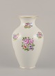 Herend, Ungarn. 
Stor 
porcelænsvase 
håndmalet med 
polykrome 
blomstermotiver 
og guldkant.
Midt ...