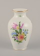 Herend, Ungarn. 
Porcelænsvase 
håndmalet med 
polykrome 
blomstermotiver 
og guldkant.
Midt ...