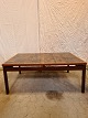 Sofabord i 
fineret 
palisander med 
kakler, fra 
1960eren.
Det har 
brugsspor.
Højde 52cm 
Bredde ...