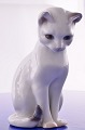B&G porcelænsfigur, siddende hvid kat nr. 2453. Højde 11 cm. 2. Sortering, fin hel stand. ...