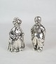 Salt og peber bøsse i sølv, stemplet 830 udformet, som en mand og en kvinde. Vægt: 325g H:12  B:7