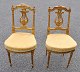 Et par franske forgyldte salonstole, 19./20. årh. Louis XVI stil. Med skæringer i form af lyre i ...