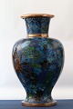 Flot Cloisonné vase med kobolt blå bemaling.