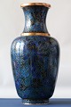 Denne flotte 
Cloisonné vase 
er noget ganske 
specielt med 
den flotte 
kobolt blå 
bemaling. Den 
...