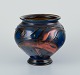 Kähler 
keramikvase i 
kohornsteknik. 
Glasur i blå og 
orange toner.
Ca. 1930.
Stemplet.
I flot ...